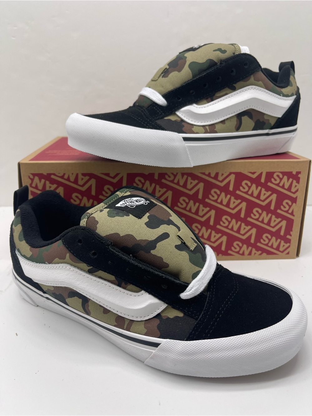 Vans • Mens Sz 7 Low-Top Skate Knu Skool
Camo Black/Green
Camouflage Sneakers